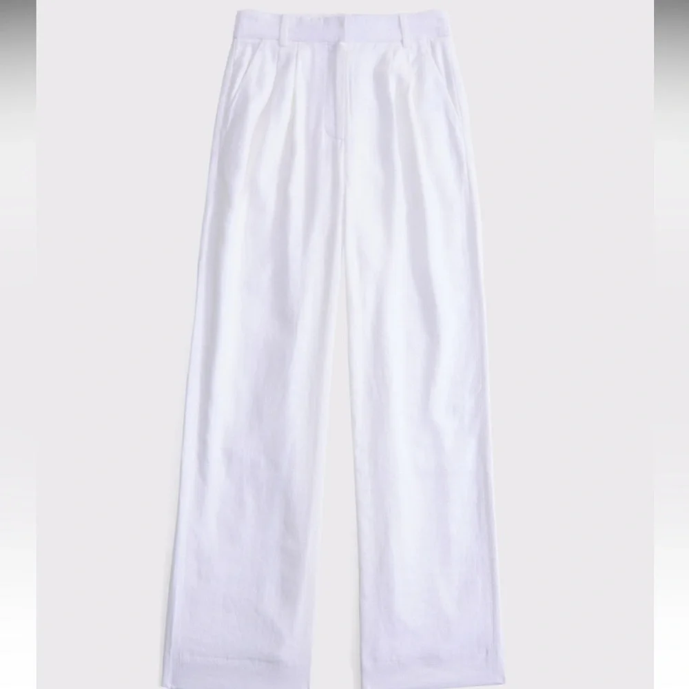 Abercrombie & Fitch - Picture 3 of 6
